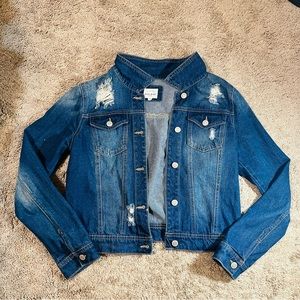 Blue distressed denim jacket 😍